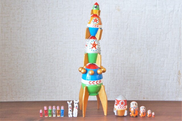 ファミーン作 ハンドメイド!4連ロケット・マトリョーシカ 小さなロケット&テレシコワ4人&宇宙飛行士6人&宇宙犬2頭入り★ 【送料無料】