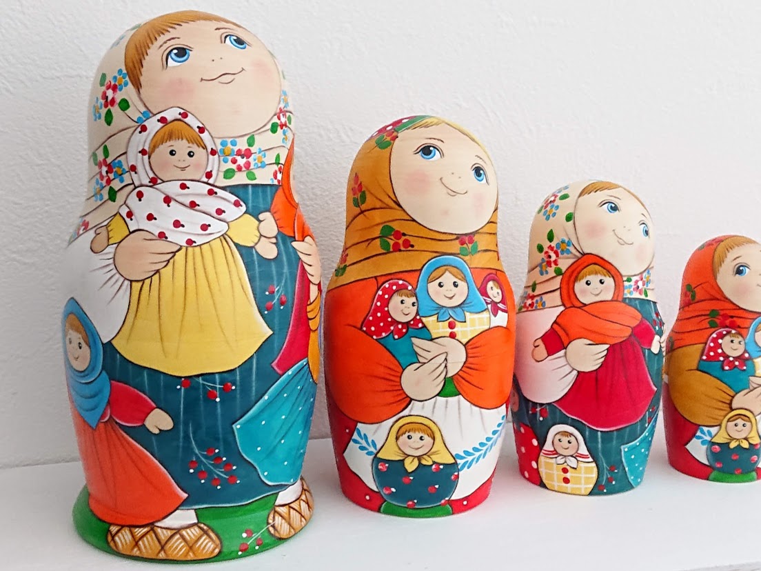 ルコムスカヤ作 民族衣装マトリョーシカ＜マトリョーシカと人形＞ 7