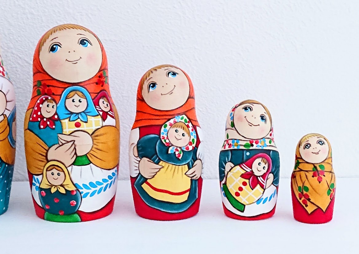 ルコムスカヤ作 民族衣装マトリョーシカ＜マトリョーシカと人形